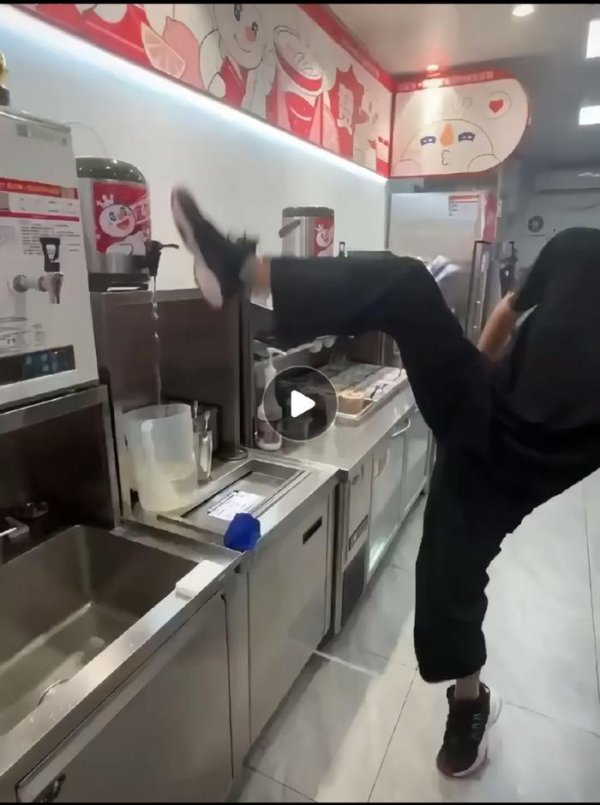 实盘配资网站论坛 蜜雪冰城被曝员工用脚关直饮水桶，客服回应